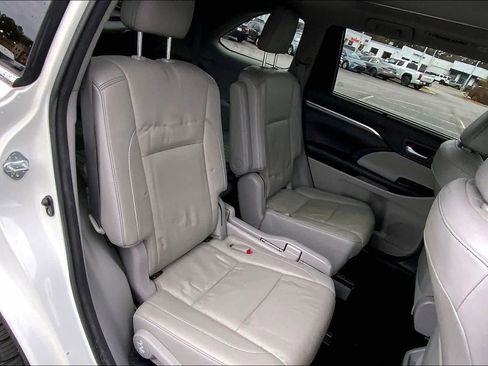 Used 2017 Toyota Highlander Limited Platinum image 19