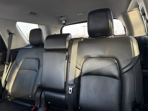 Used 2024 Nissan Pathfinder SL w/ Black Appearance Package image 36