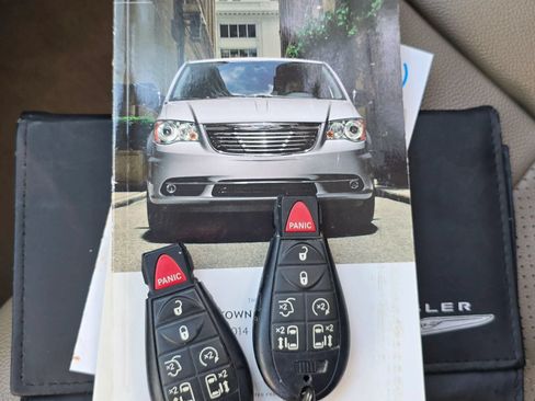 Used 2014 Chrysler Town & Country Touring-L w/ Driver Convenience Group FWD image 54