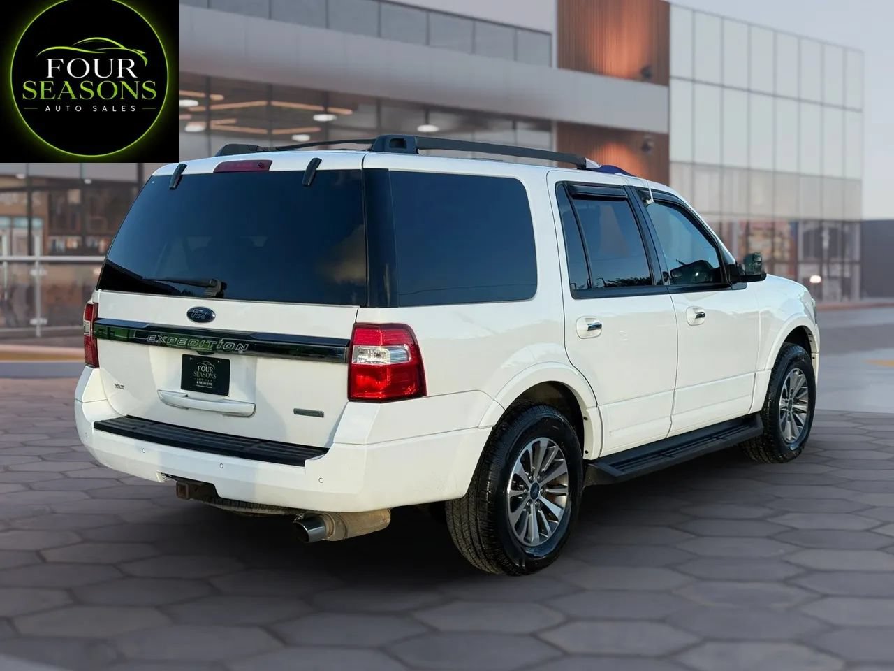Used 2017 Ford Expedition XLT RWD image 3