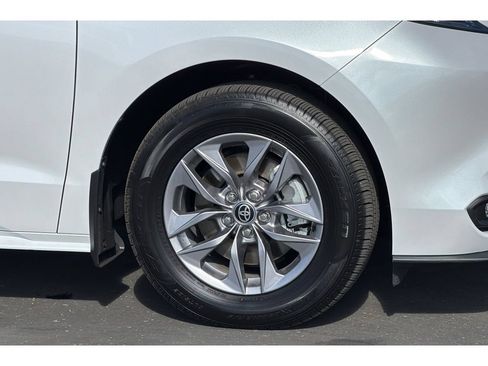 Used 2025 Toyota Sienna XLE FWD image 32