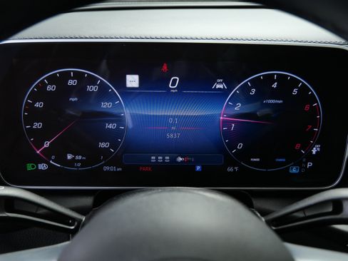 Used 2025 Mercedes-Benz GLC 300 4MATIC image 23