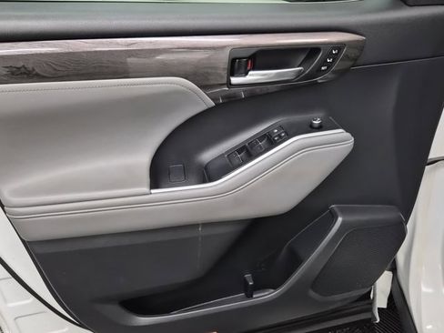 Used 2021 Toyota Highlander Platinum image 19