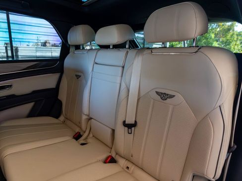 Used 2022 Bentley Bentayga AWD/4WD image 24