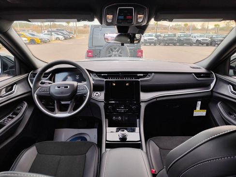 New 2025 Jeep Grand Cherokee L Altitude image 31