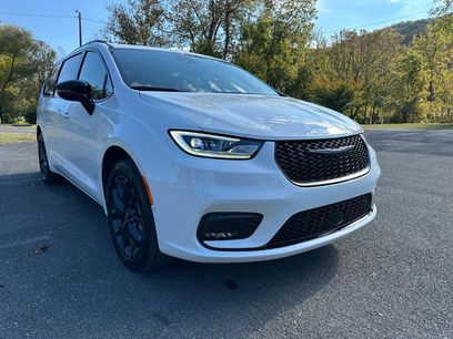 New 2026 Chrysler Pacifica Limited w/ S Appearance Package