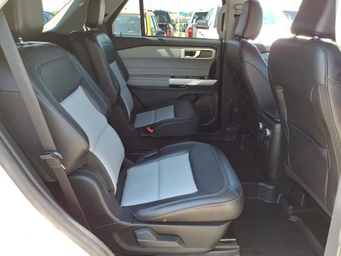 Used 2022 Ford Explorer XLT w/ Equipment Group 202A AWD/4WD image 8