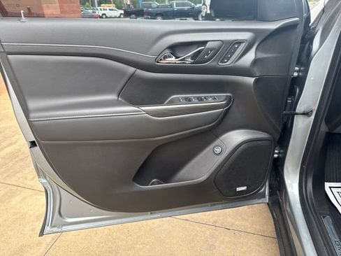 Certified 2023 GMC Acadia SLT w/ Preferred Package image 17