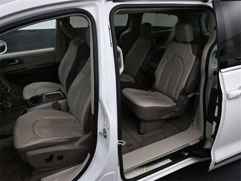 Used 2019 Chrysler Pacifica Touring-L Plus w/ Advanced Safetytec Group image 20