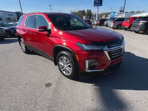 Used 2023 Chevrolet Traverse LT image 2