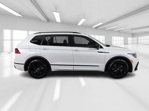 Used 2024 Volkswagen Tiguan SE R-Line FWD image 9