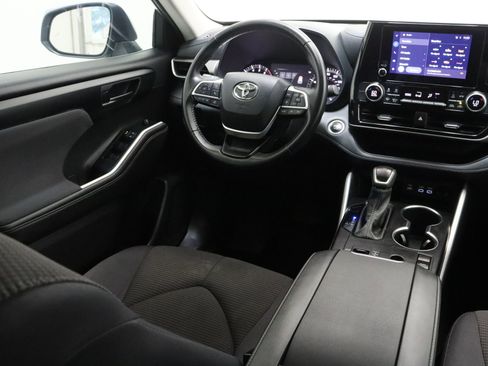 Used 2025 Toyota Highlander LE FWD image 31