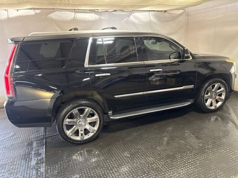 Used 2019 Cadillac Escalade Luxury AWD/4WD image 4