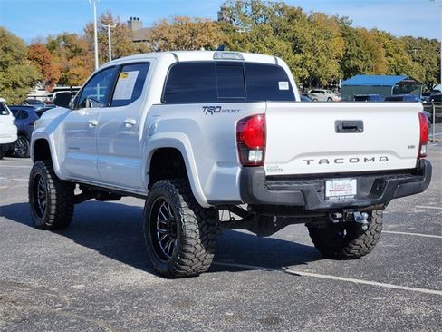 Used 2018 Toyota Tacoma TRD Sport image 3