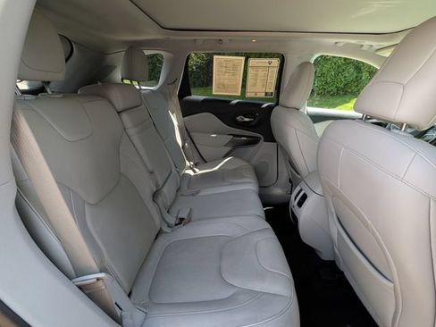 Used 2019 Jeep Cherokee Limited w/ Luxury Group AWD/4WD image 30