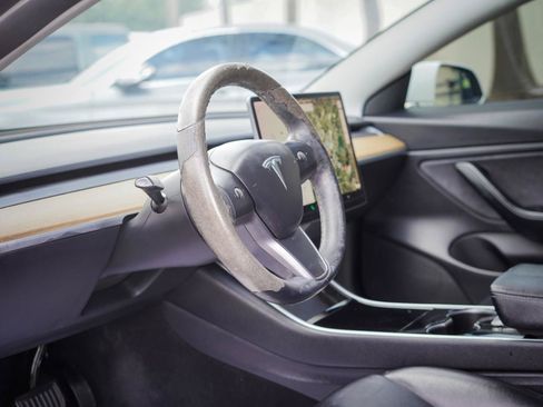 Used 2019 Tesla Model 3 Standard Range Plus RWD image 9