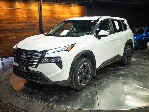 Used 2024 Nissan Rogue SV FWD image 2