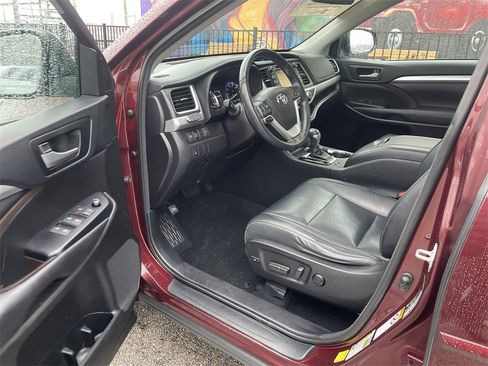 Used 2018 Toyota Highlander SE image 14