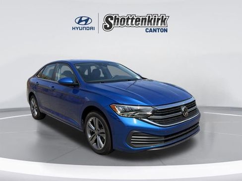 Used 2024 Volkswagen Jetta SE FWD image 3