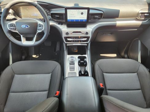 Used 2024 Ford Explorer XLT RWD image 8