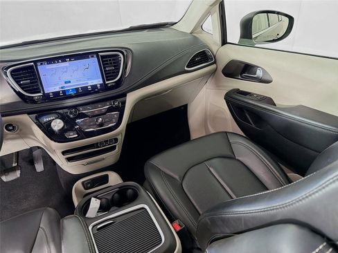 Used 2023 Chrysler Pacifica Touring-L FWD image 23