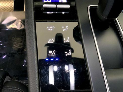 Certified 2023 Porsche Macan AWD/4WD image 39