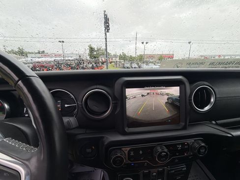 Used 2023 Jeep Wrangler Unlimited Sahara w/ Cold Weather Group AWD/4WD image 17