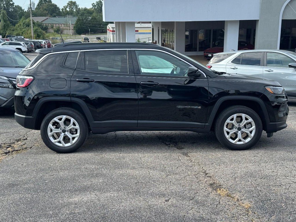 Used 2025 Jeep Compass Latitude w/ Convenience Group AWD/4WD image 2