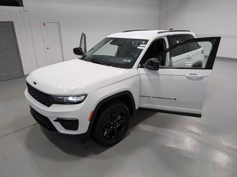 Used 2023 Jeep Grand Cherokee Limited w/ Luxury Tech Group II image 16