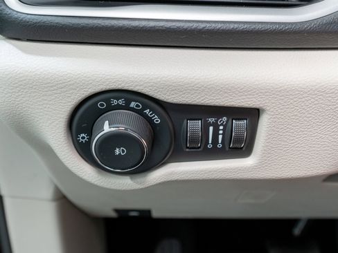 Used 2024 Chrysler Pacifica Touring-L image 30