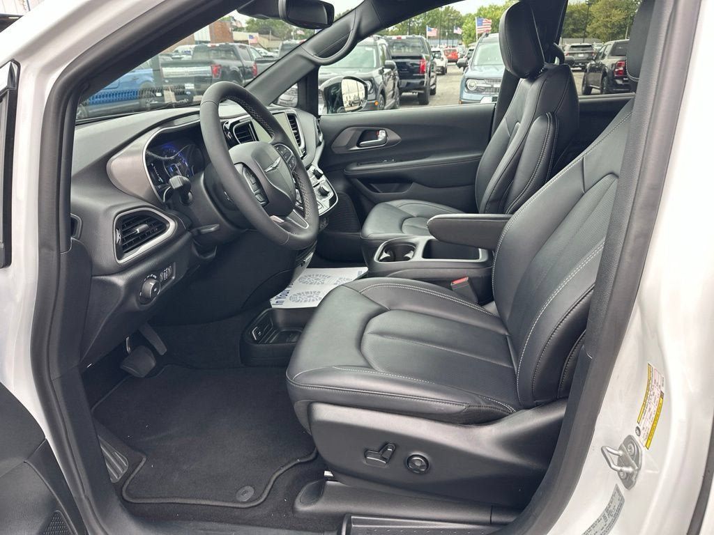 Used 2025 Chrysler Pacifica Select FWD image 14
