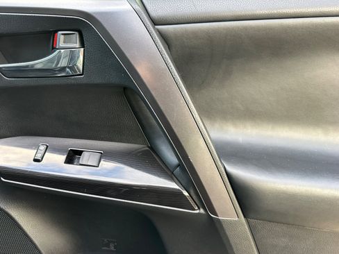 Used 2017 Toyota RAV4 SE image 17