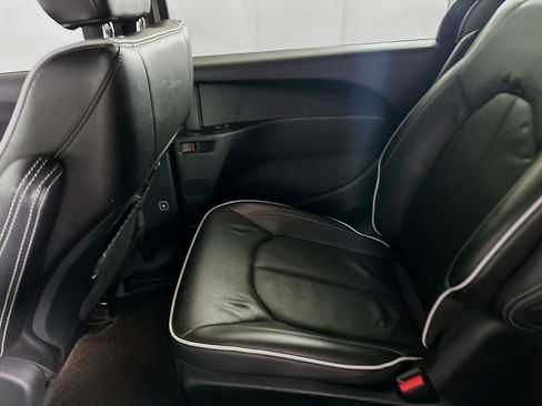 Used 2022 Chrysler Pacifica Limited w/ S Appearance Package image 26