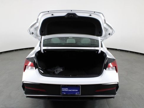 Certified 2025 Hyundai Elantra Limited image 17