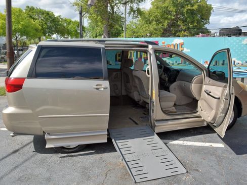 Used 2005 Toyota Sienna LE FWD image 1