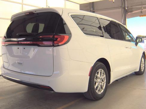Used 2023 Chrysler Pacifica Touring-L image 4