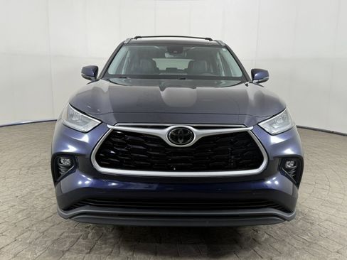 Used 2021 Toyota Highlander XLE AWD/4WD image 2
