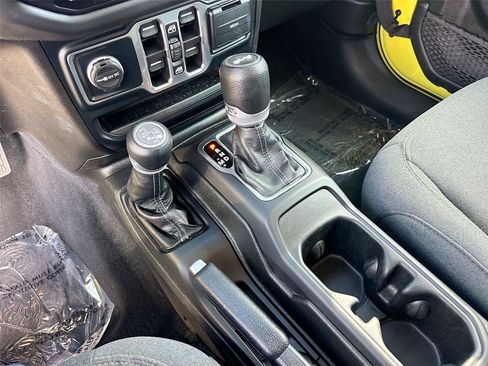 Used 2024 Jeep Wrangler Unlimited Sahara AWD/4WD image 19