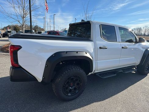 Used 2025 Toyota Tacoma SR image 8