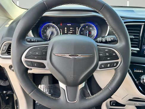 Used 2023 Chrysler Pacifica Touring-L FWD image 14