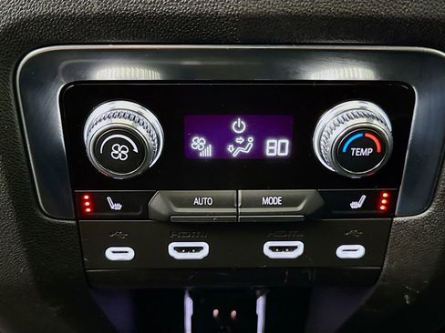 Used 2021 GMC Yukon Denali w/ Denali Premium Package image 27