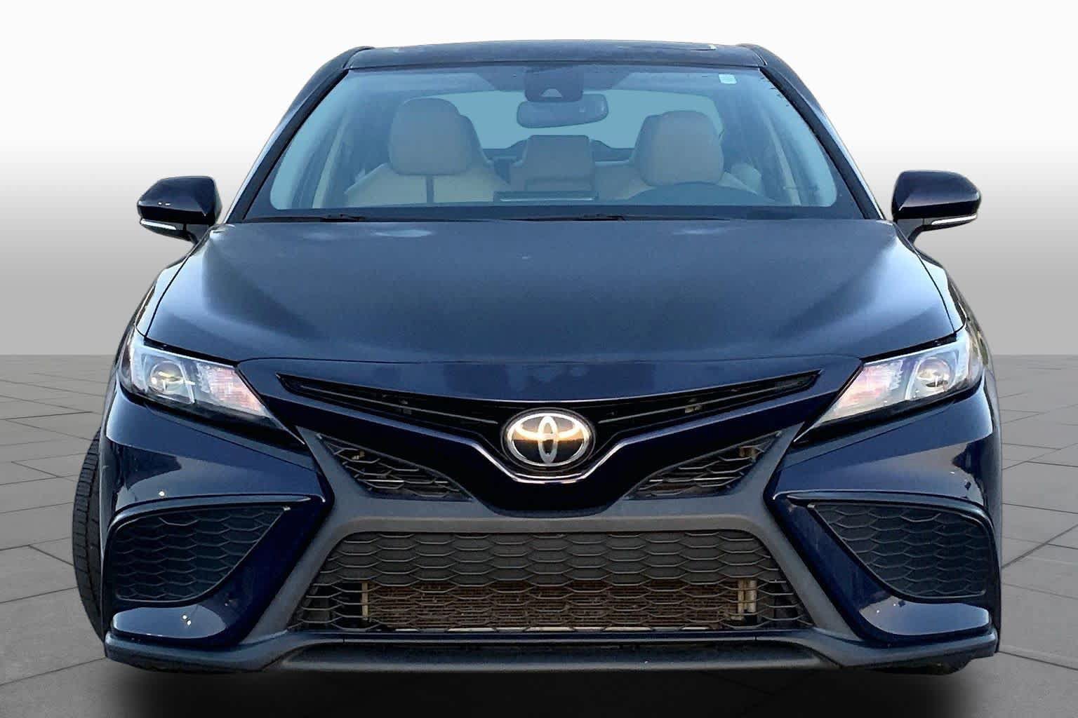 Used 2022 Toyota Camry SE w/ Convenience Package FWD image 4