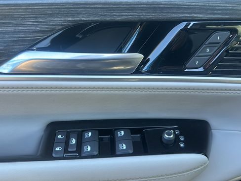 Used 2023 Jeep Wagoneer Series III w/ Premium Group I image 18