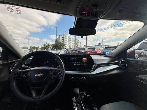Used 2025 Chevrolet Trax LT FWD image 33