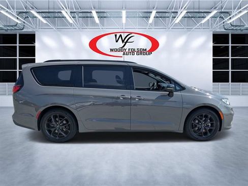 Used 2025 Chrysler Pacifica Limited FWD image 2