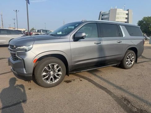Used 2022 Chevrolet Suburban LT w/ Luxury Package AWD/4WD image 6