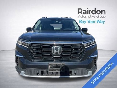 Used 2023 Honda Pilot Touring image 2
