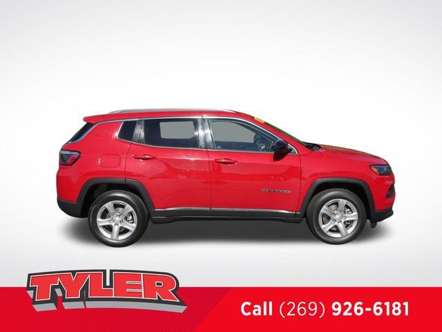 Used 2024 Jeep Compass Latitude AWD/4WD image 9