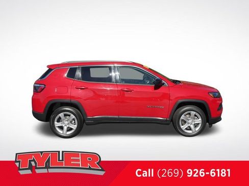 Used 2024 Jeep Compass Latitude AWD/4WD image 9