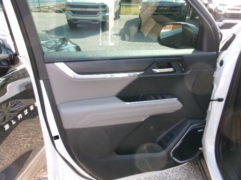 Used 2024 GMC Acadia Elevation FWD image 9